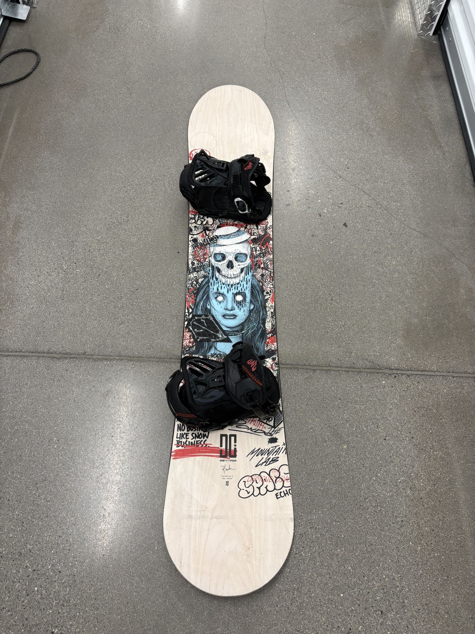DC Space Echo 154CM Men’s Snowboard Includes GNU Bindings