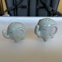 Party Favor - Elephant Salt And Pepper Shaker