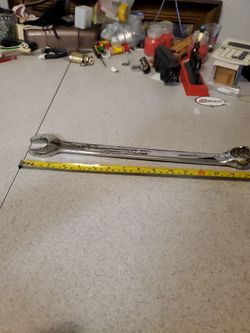 HUSKY  1- 1/ 8 WRENCH