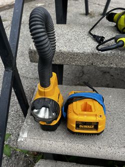DeWalt Flash Light W charger 