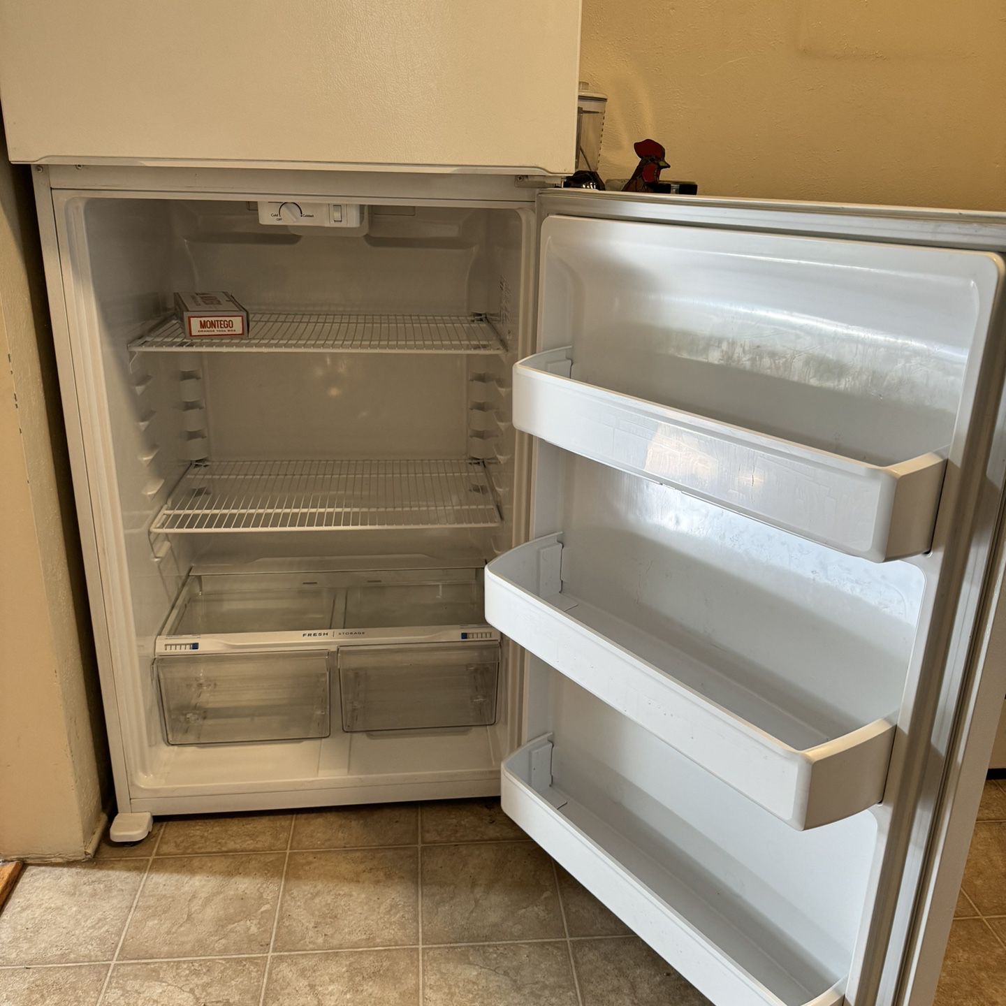 Frigidaire 18 cu ft Refrigerator 