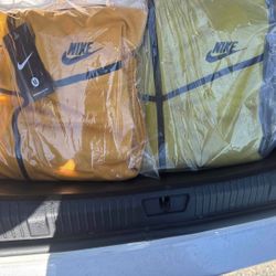 Nike Tech Size Medium 