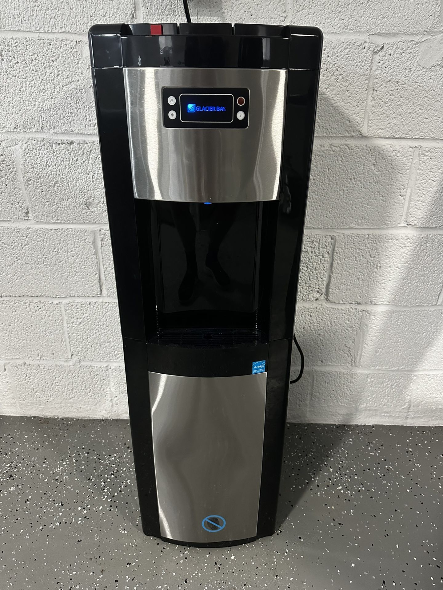 WATER DISPENSER