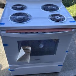 Whirlpool® 30" White Freestanding Electric Range