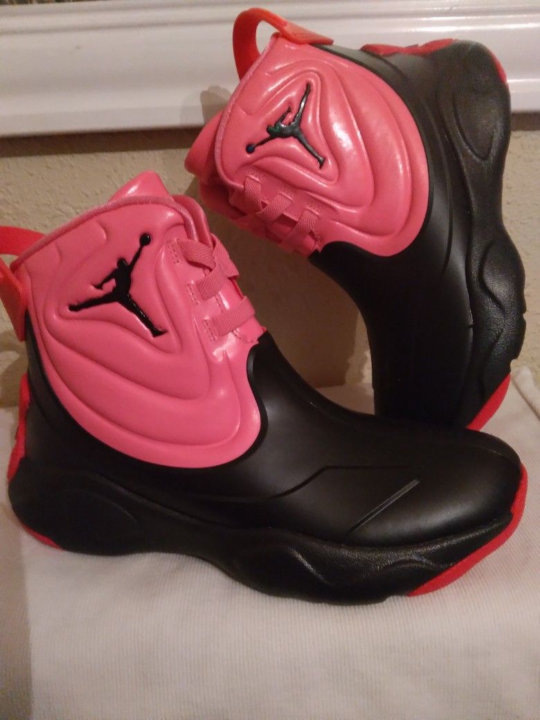 NEW GIRL BOOTS SIZE 3.5 COLOR PINK  & BLACK  $10]