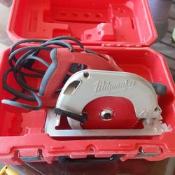 Milwaukee Electric Saw 