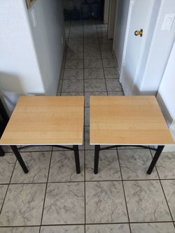 Juego de dos mesitas de madera y base de metal 23x22x20