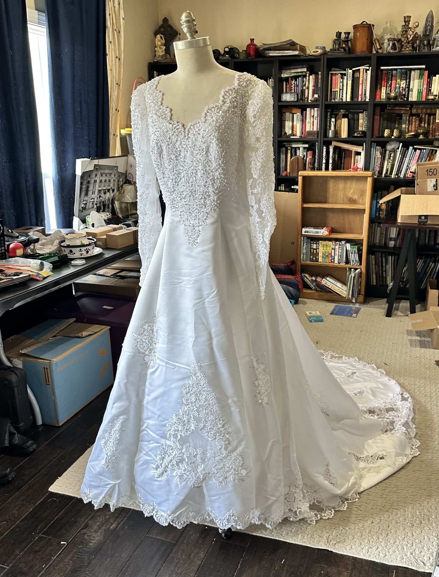 Beautiful sheer lace David’s Bridal wedding dress! W/O Veil