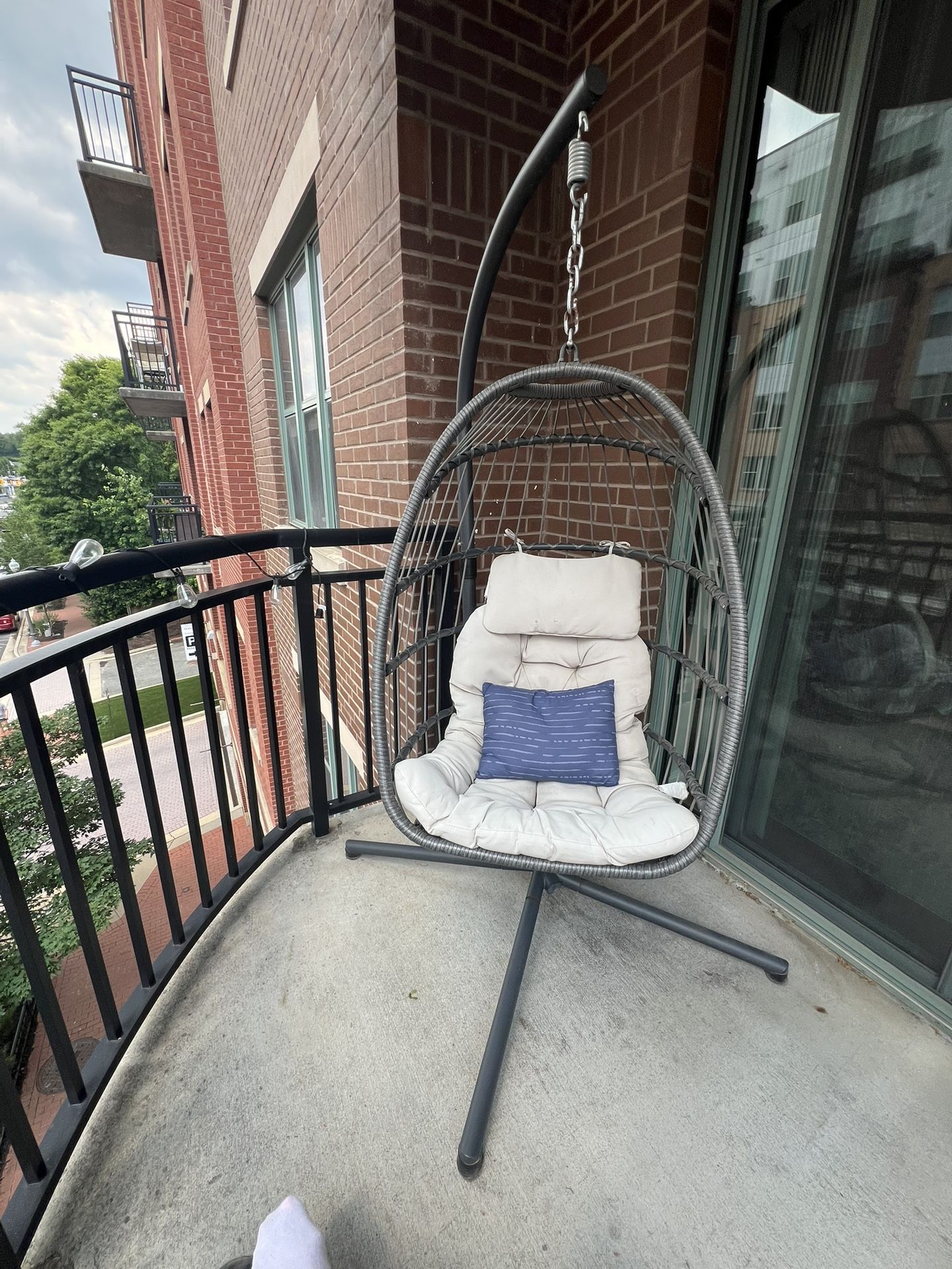 Egg Chair - Location Falls Church