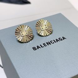 A fashionable and versatile women's earrings