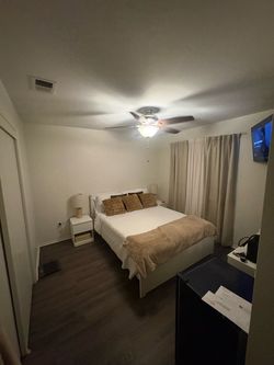 Cama queen y dos mesitas de noche no