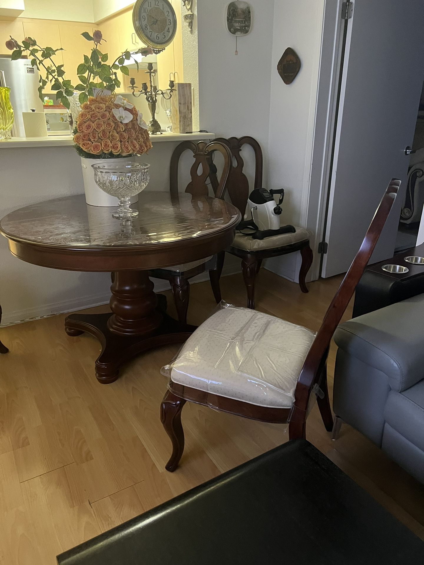 Dining Table with 4 Chairs And 2 Armchairs (Free If You Pick Up From The Apartment)