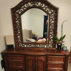 2 Night Stand And The Dressing Table 