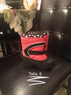 Baby girl snowboots size 6c