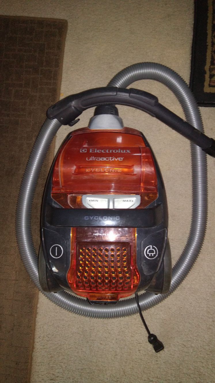 Electrolux bagless canister vacuum