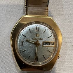 Vendo un relo buluvar de 10 kilates Chapiado en Oro es para Partes travajava nomas le canine la Vateria Yano quiso y no tiene Vateria lla solo persona