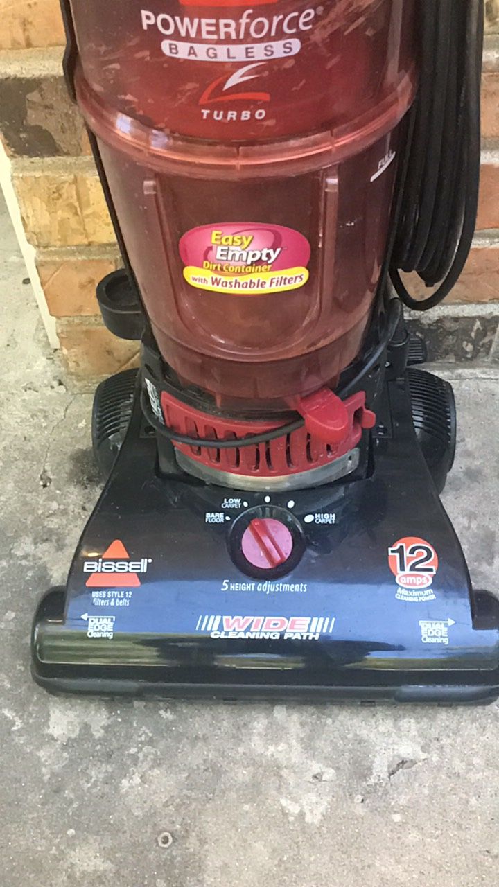 Like New Bissel Extra Wide Bagless Vaccum