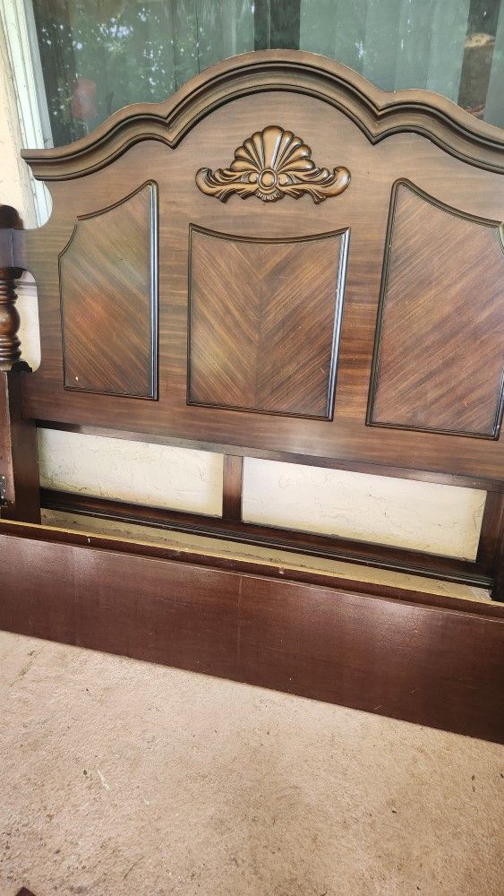 Cama con 2 Gavetas en la parte de abajo!!! Madera Sólida!!! Queen Size!!! Costo $3000!!! Hoy en $250