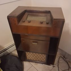Antique  Stereo.  Crowley Works As It Should.  Excellent  Condition.  Have New Spare Tube's. Good Sound. The Best Part Is Crowsley Is Still In BUSINES