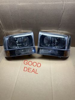 #24 99-04 Ford F250/F350/F450/F550 Super Duty / Excursion Black Halogen Headlight Pair