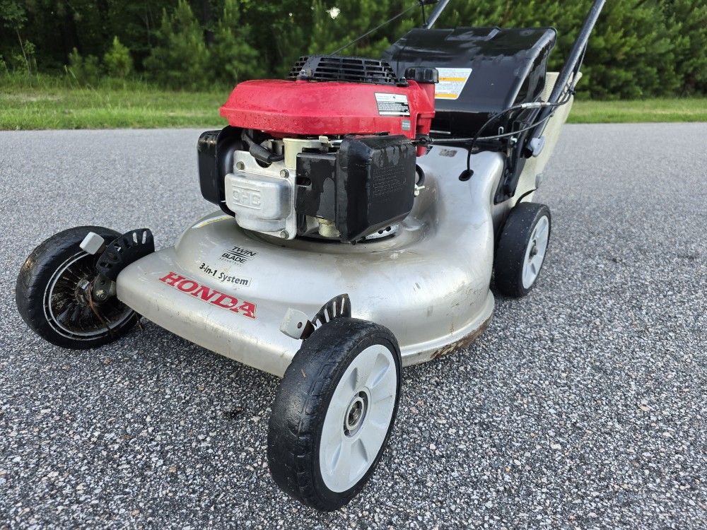 Honda 21" Twin Blade Self Propelled lawn mower. Great running mower