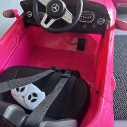 12V Mercedes  Child can Steer Or Parent Can Steer For The Child With The Remote
