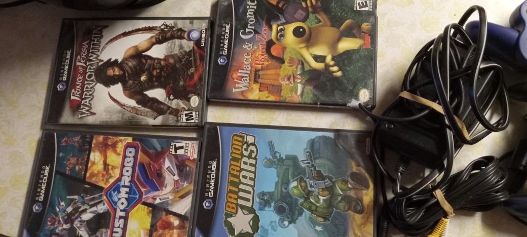 Gamecube...2 Controllers........4 Games...all Wires