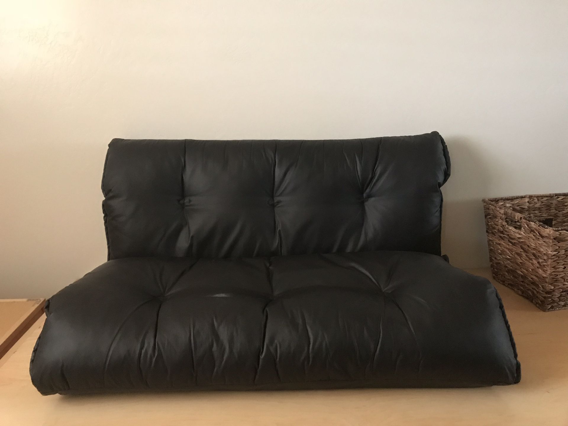 Tv-Game black sofá-bed-mattress