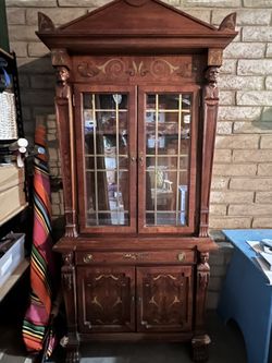 Pulaski mahogany Secretary Hutch 
