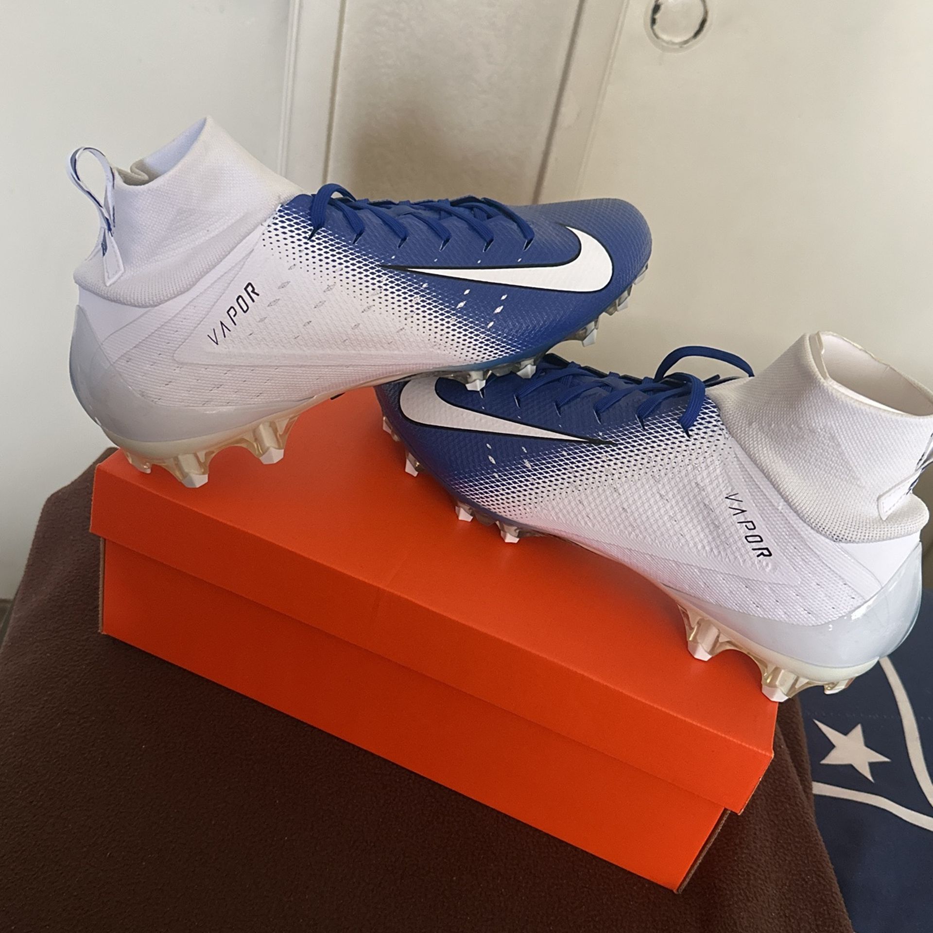 Nike vapor football cleats. White/blue