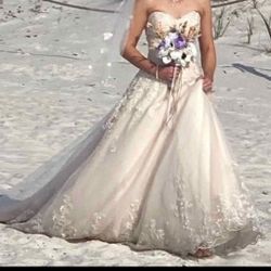 Over 60% Off Original Price! REDUCED!! Beautiful Sleeveless Wedding Dress