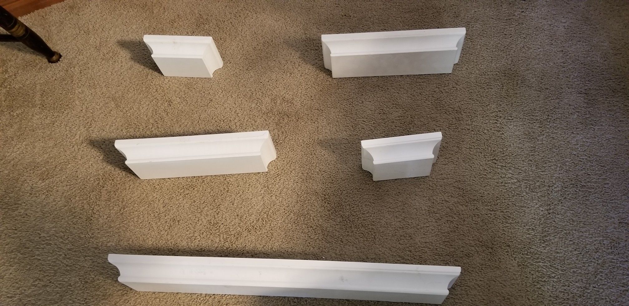 Set of 5 white wall shelves