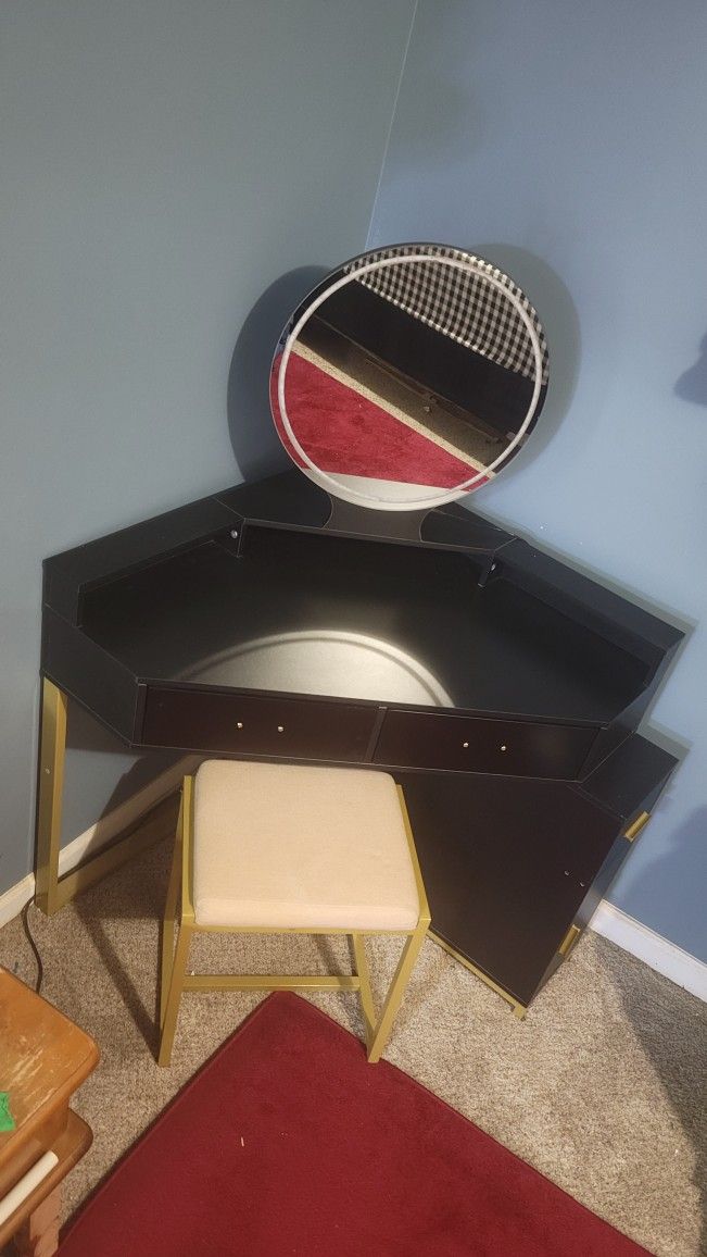 Vanity Station Corner Desk With Push To Open Full Extension Drawers