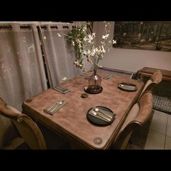 Expandable  dinning  table with 6 chairs