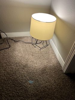2 small lamps with small table