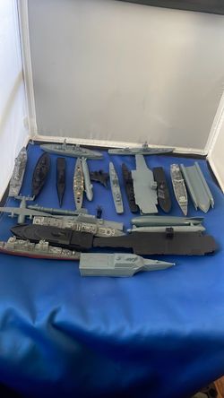 collection of plastic 3D puzzle and assembly military model warship kits, including battleships, aircraft carriers, submarines, and small-scale aircra