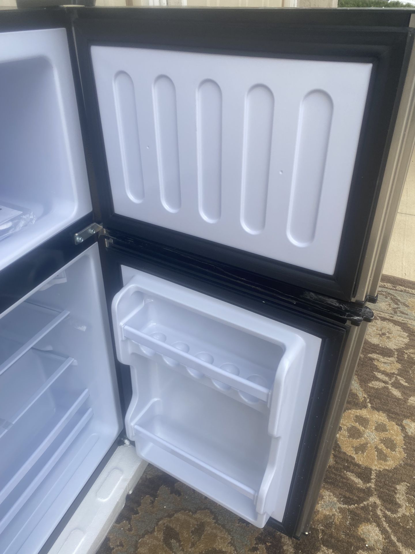 Krib Bling 3.5 Cu.ft Mini Fridge with Freezer for Sale in Ontario, CA