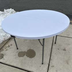 Round foldable table