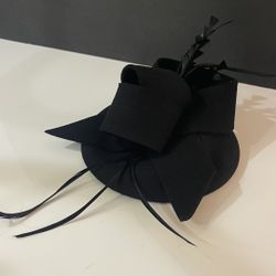 Elegant Black Wool Felt Fascinator Hat with Sculptural Bow & Feathers
