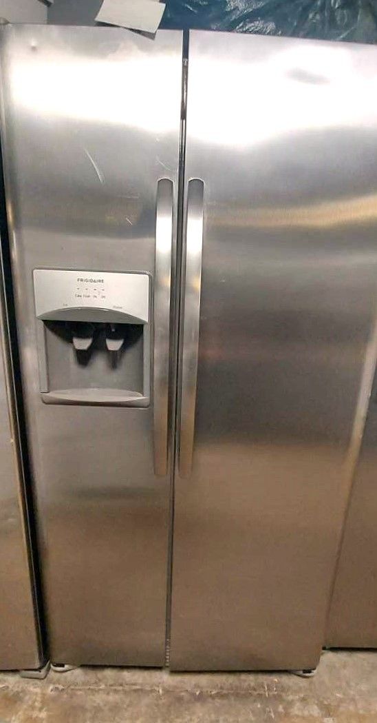 New Frigidaire 26 Cu Ft Side by Side Fridge