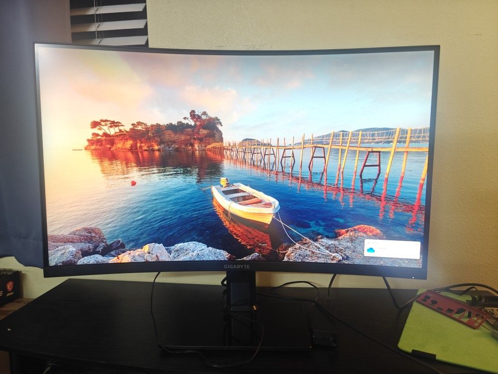 Gaming Monitor (Gigabyte G32QC)