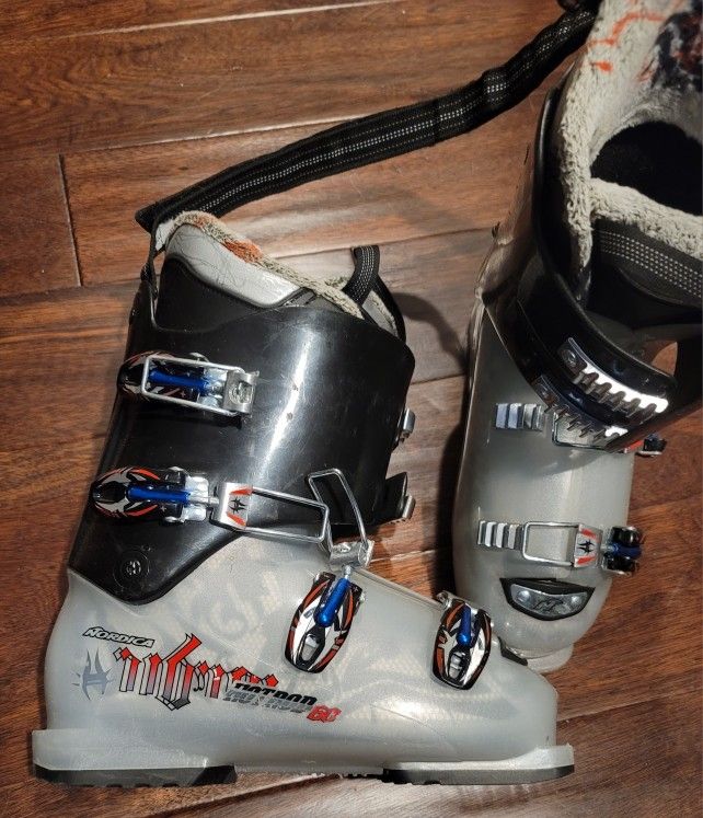 Nordica Kids Ski Boots, Size 3, 250-255/298mm