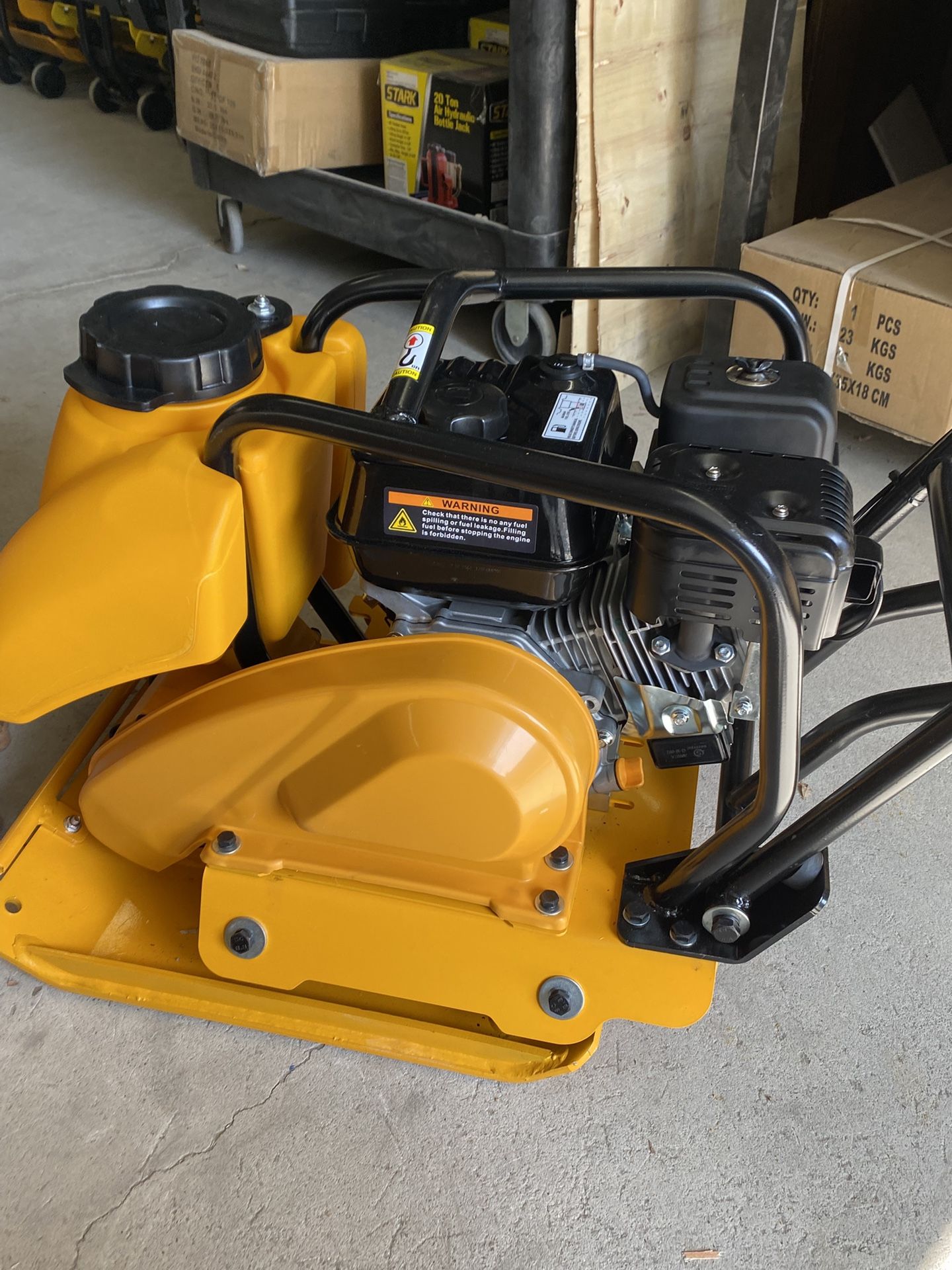 Vibrating plate compactor