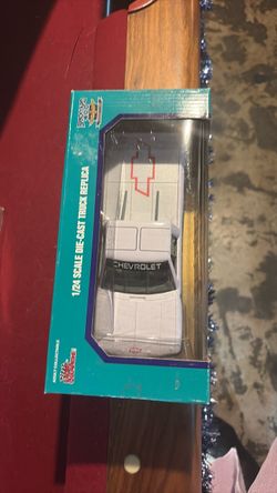 Racing Champions Chevrolet 1/24 Die-Cast Truck Replica