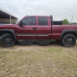 2005 Chevrolet Silverado 1500 (box in the back not included)
