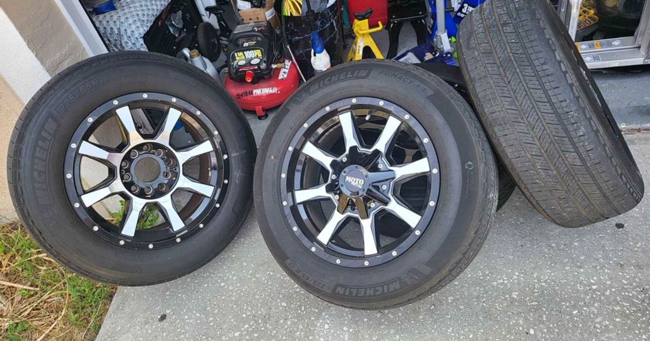 moto metal Universal rims 17" Tires are in decent condition