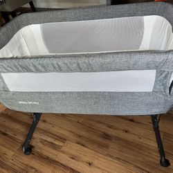 Like new mika mickey bassinet