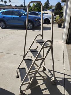 Rolling/stationary ladder