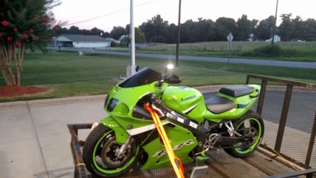 03 zx7r stretched and lowered nice!!!!!!!!!!!26000 miles!!! for