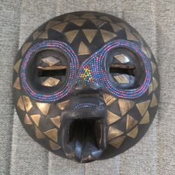 🎭 Hand-Carved Tribal Style Decorative Mask – Wood & Beaded Detail 🎭
$45